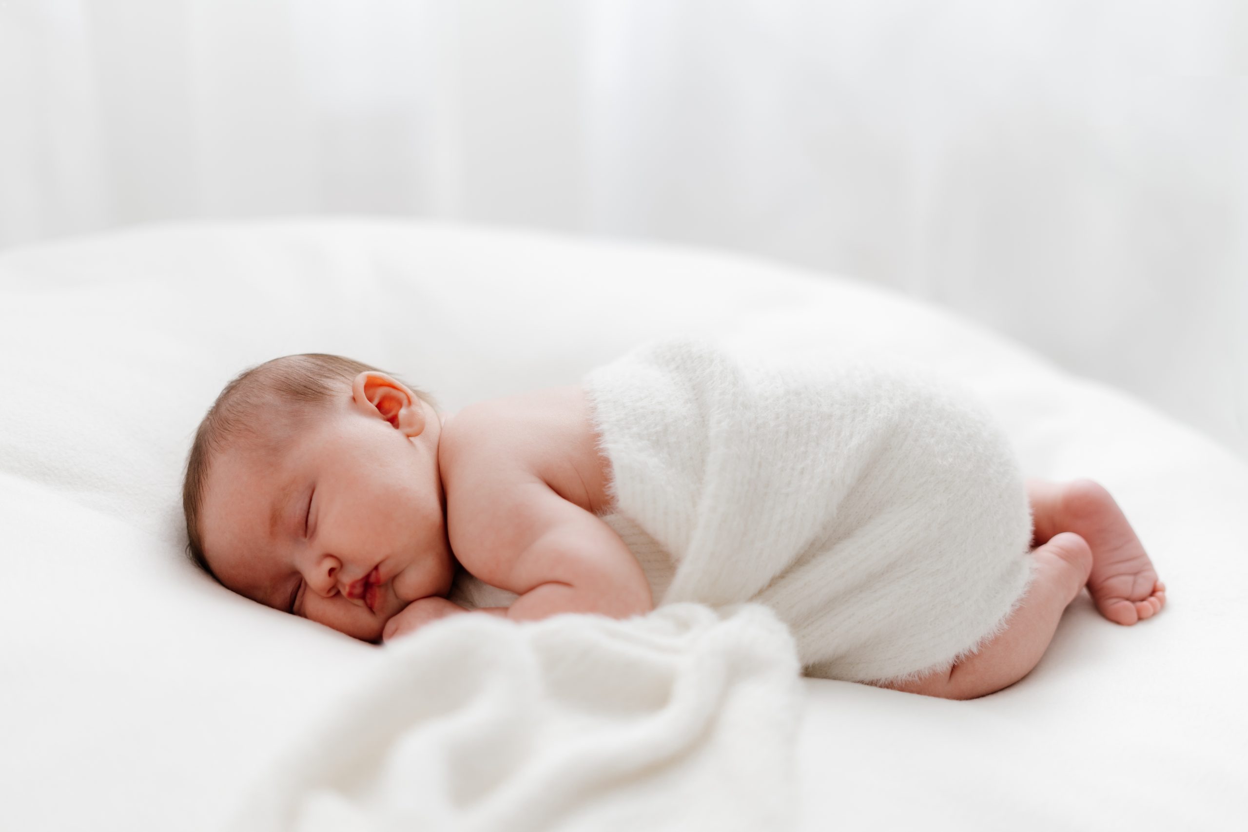 Baby auf weißem Untergrund. Fotograf / Fotografin in Münchberg, Landkreis Hof, Oberfranken